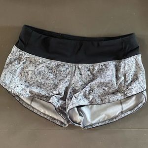 2.5 Speed shorts Lululemon used but in great condition!